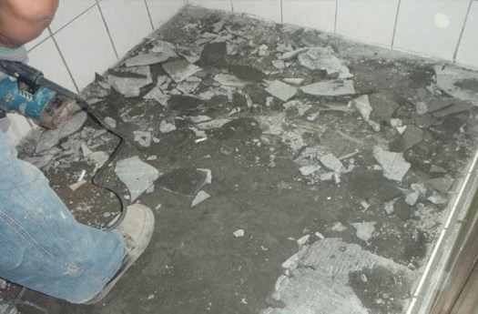 đục bỏ lớp nền nhà vệ sinh cũ để chống thấm